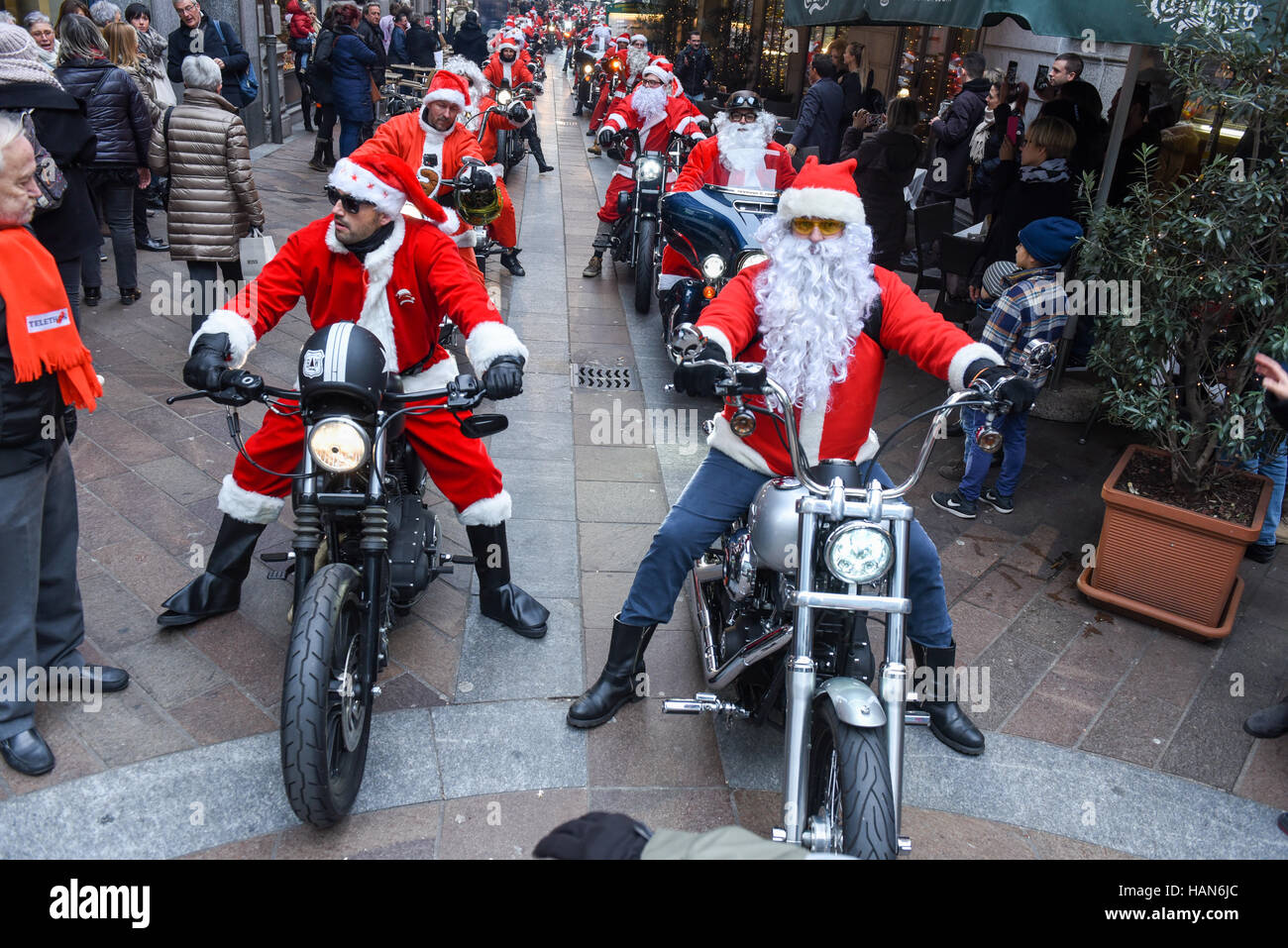 Weihnachtsmann Auf Einem Harley Davidson Stockfotos und -bilder Kaufen -  Alamy