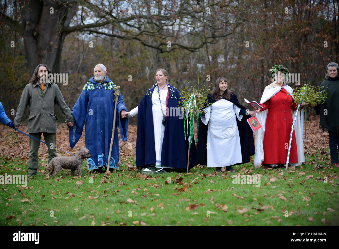 Tenbury Wells, Worcestershire, Großbritannien. Dezember 2016. Druiden im Kreis bei der Segnung der Mistelzeremonie in der Stadt Tenbury Wells in Worcestershire, die als Hauptstadt der englischen Mistelzweig bekannt ist. Credit: David Bagnall/Alamy Live News Druid Pagan Festival Ritual Großbritannien England English Faith Ceremonies Winter Festlichkeiten Feiern Feier Stockfoto