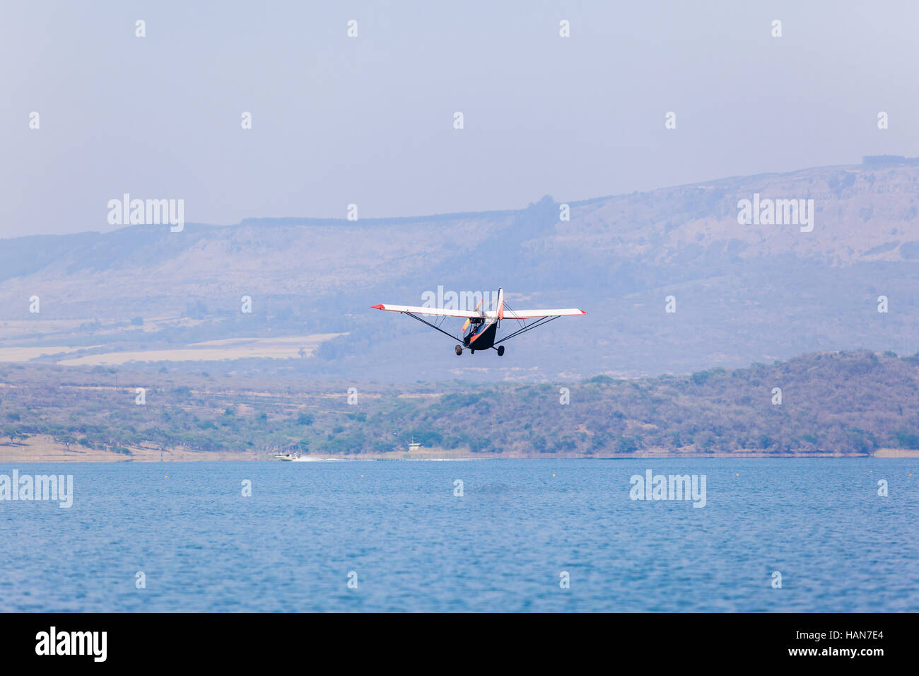 Flugzeug Microlight pilot niedrig fliegende Flugzeuge Foto über See Wasser Landschaft Stockfoto