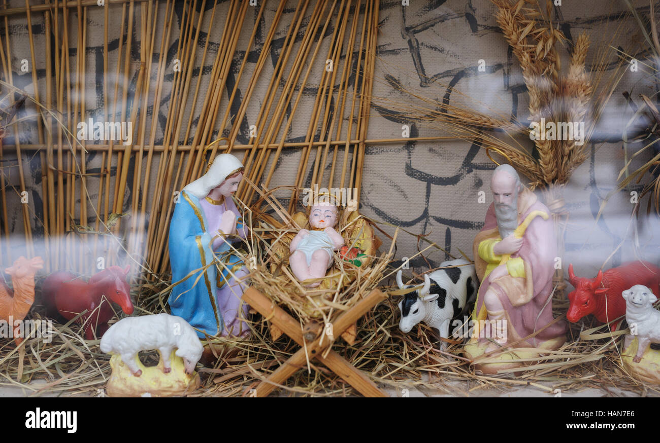 Weihnachts-Dekor Maria und Josef in der Nähe von dem Jesuskind in der Krippe Stockfoto