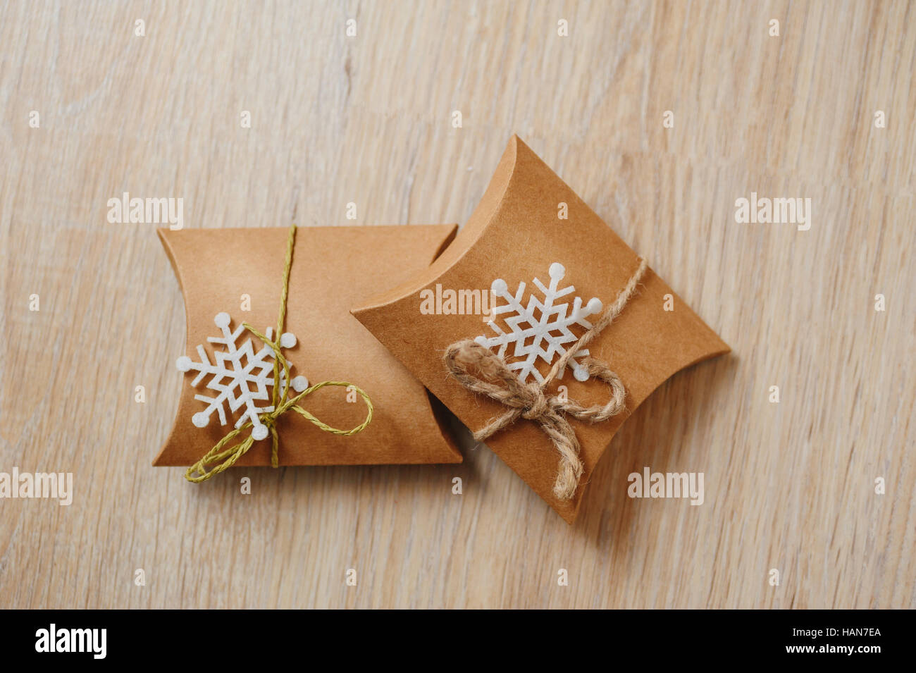 Geschenk-Boxen von Kraftpapier auf hölzernen Hintergrund Stockfoto