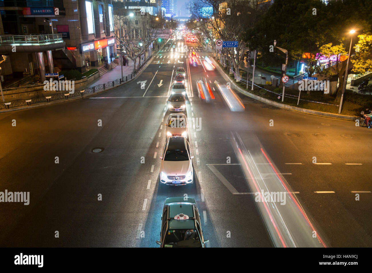 Huaihai Road bei Nacht Shanghai China Stockfoto