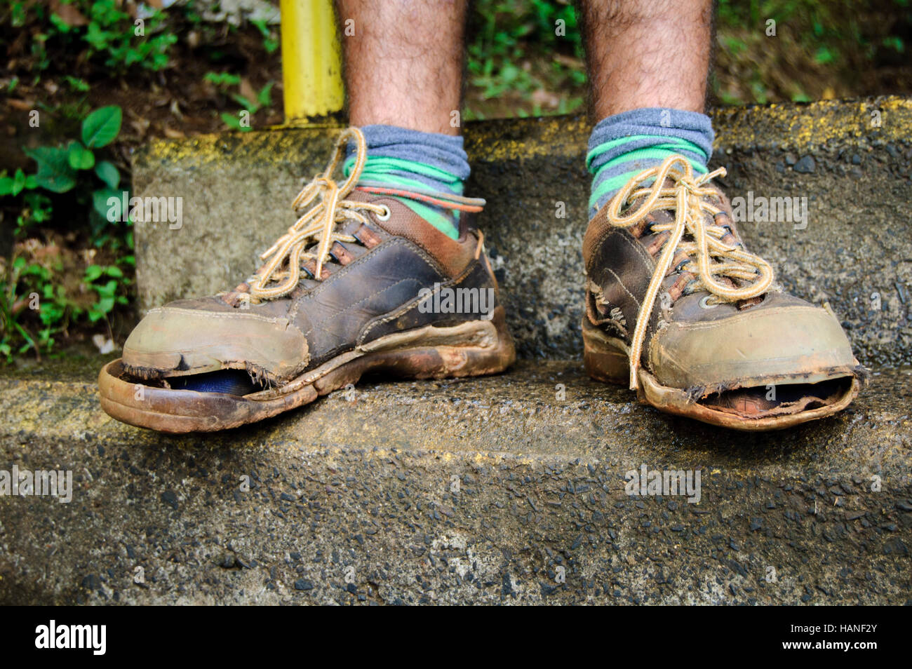 Kaputte schuhe -Fotos und -Bildmaterial in hoher Auflösung – Alamy