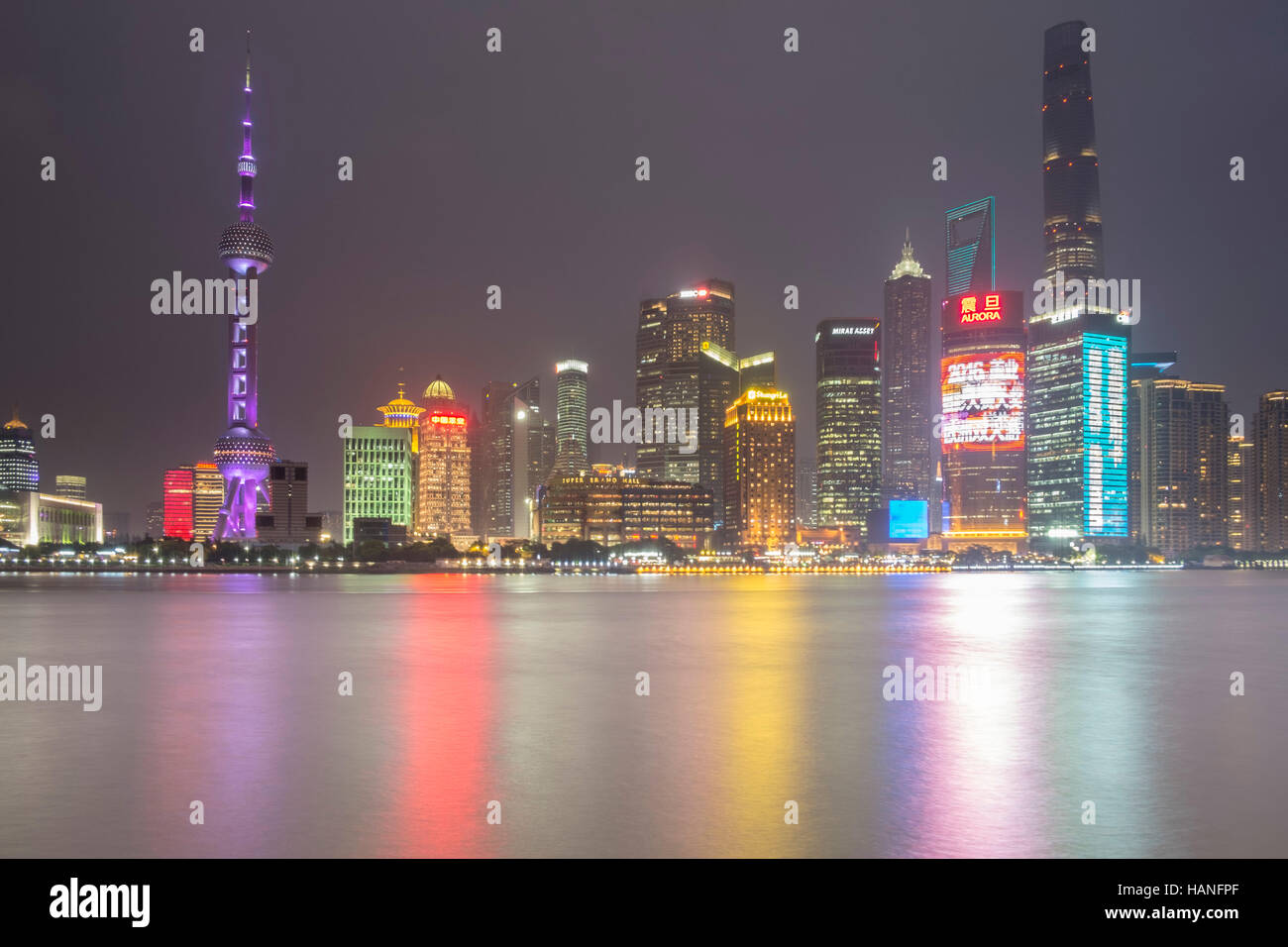 Skyline von Shanghai, China auf dem Huangpu-Fluss Stockfoto