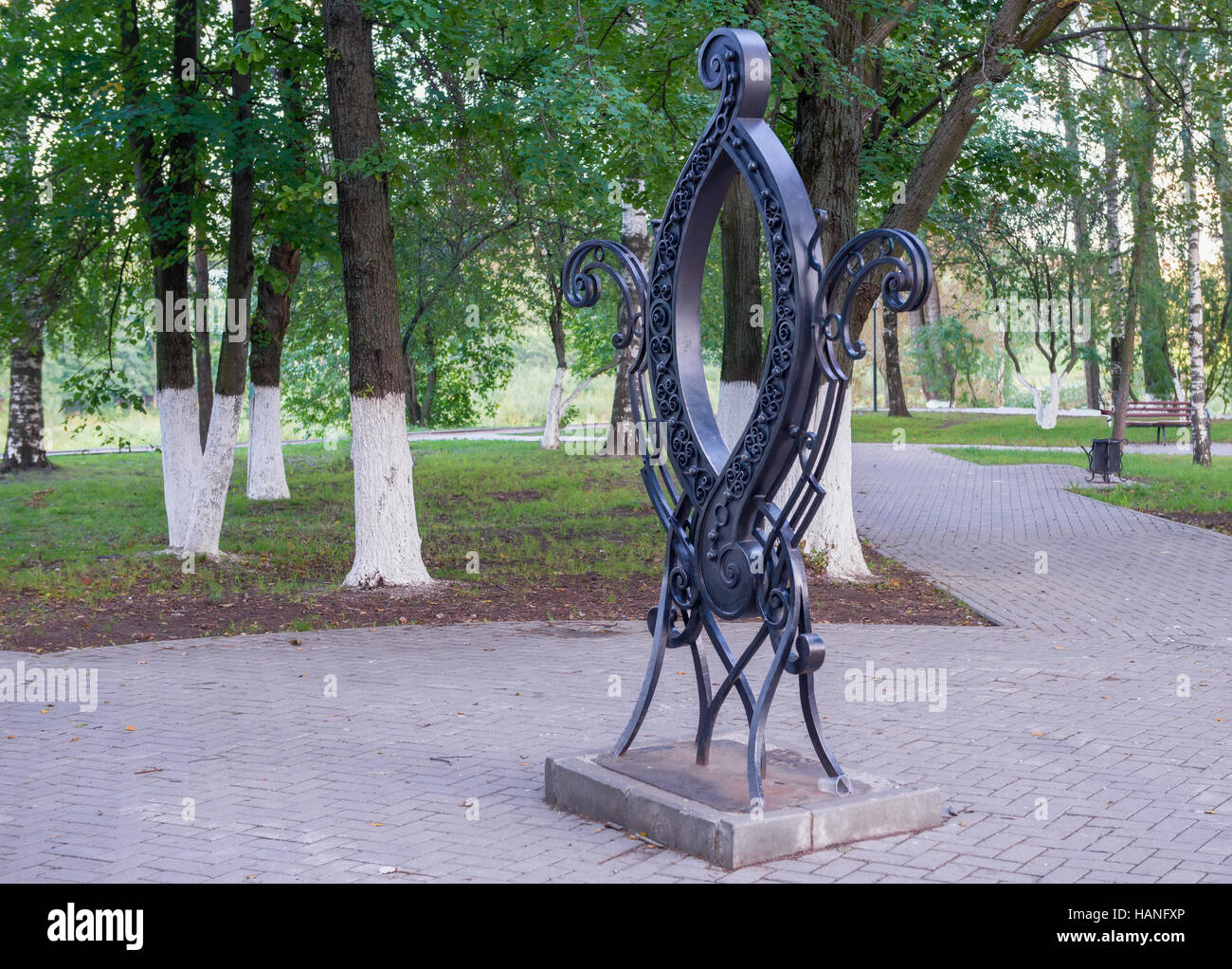 Zeitgenössische urbane Skulptur. Denkmal für den Buchstaben "o ' (gegenüber der St. Sophia Cathedral im Kreml Quadrat) Stockfoto