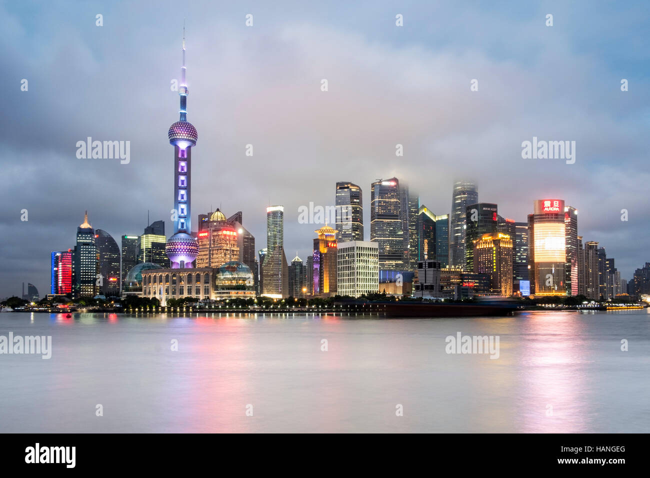 Skyline von Shanghai, China auf dem Huangpu-Fluss Stockfoto