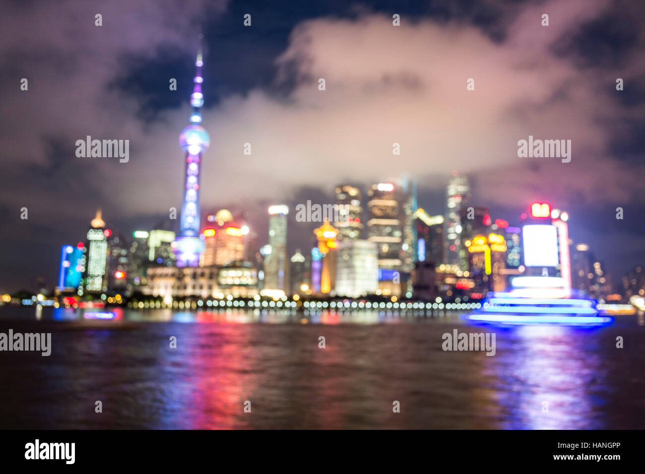 Skyline von Shanghai, China auf dem Huangpu-Fluss Stockfoto