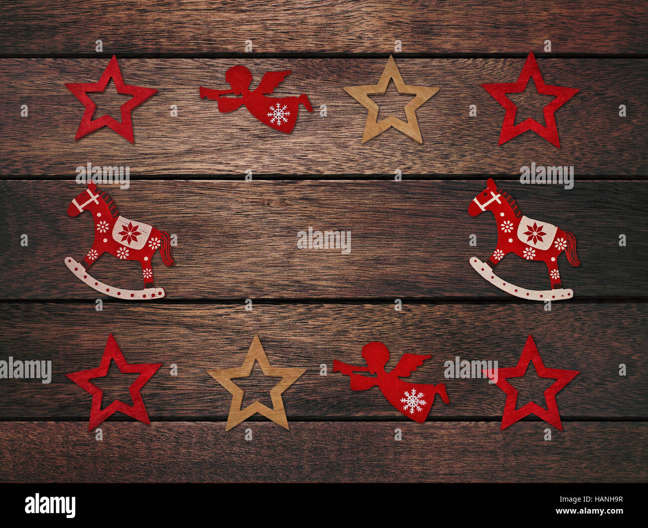 Weihnachten-Frame auf dunklem Holz Stockfoto