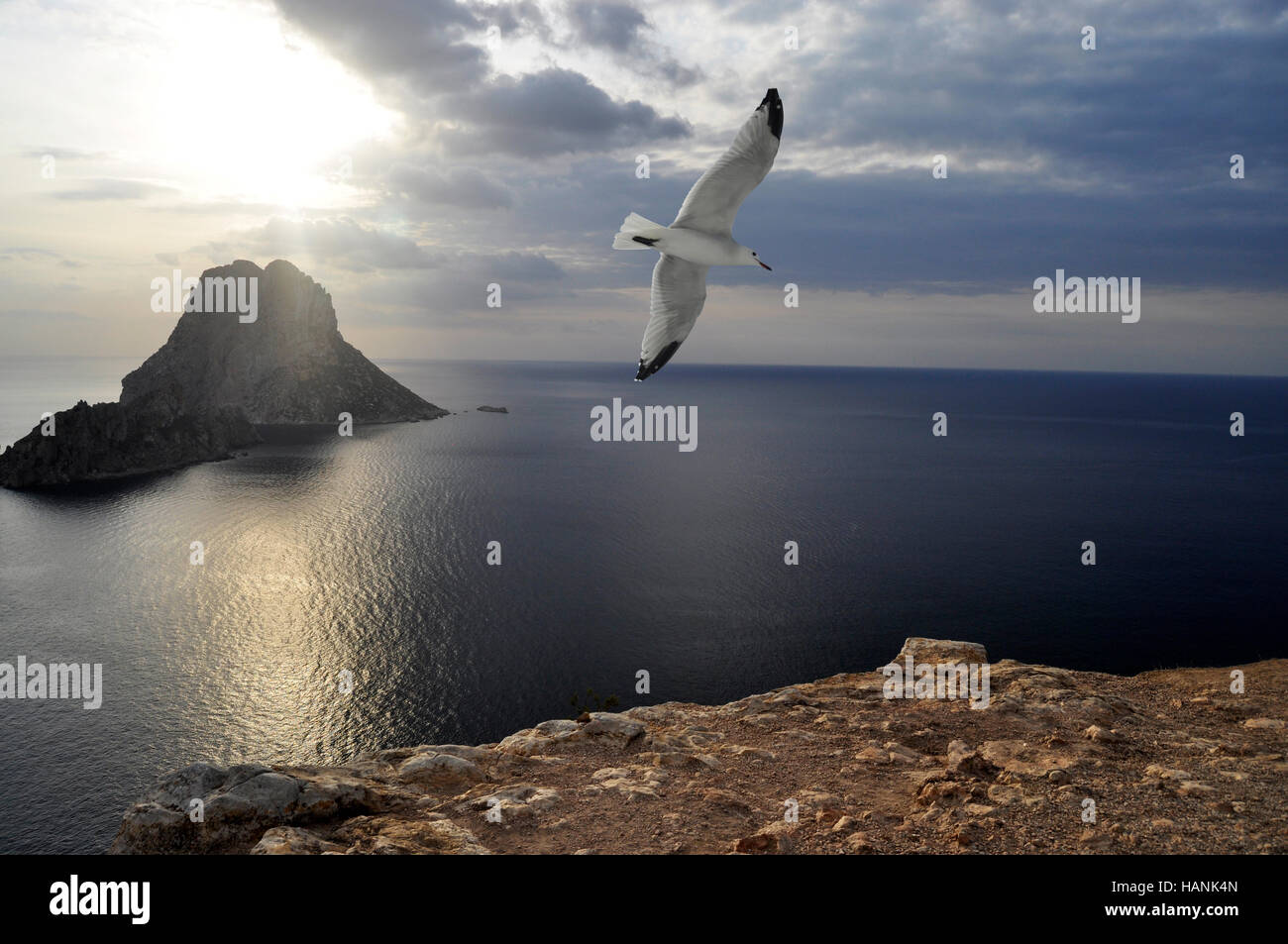 Panoramablick auf Meer rund um die Insel Vedrà aus der West-Küste von Ibiza. Stockfoto
