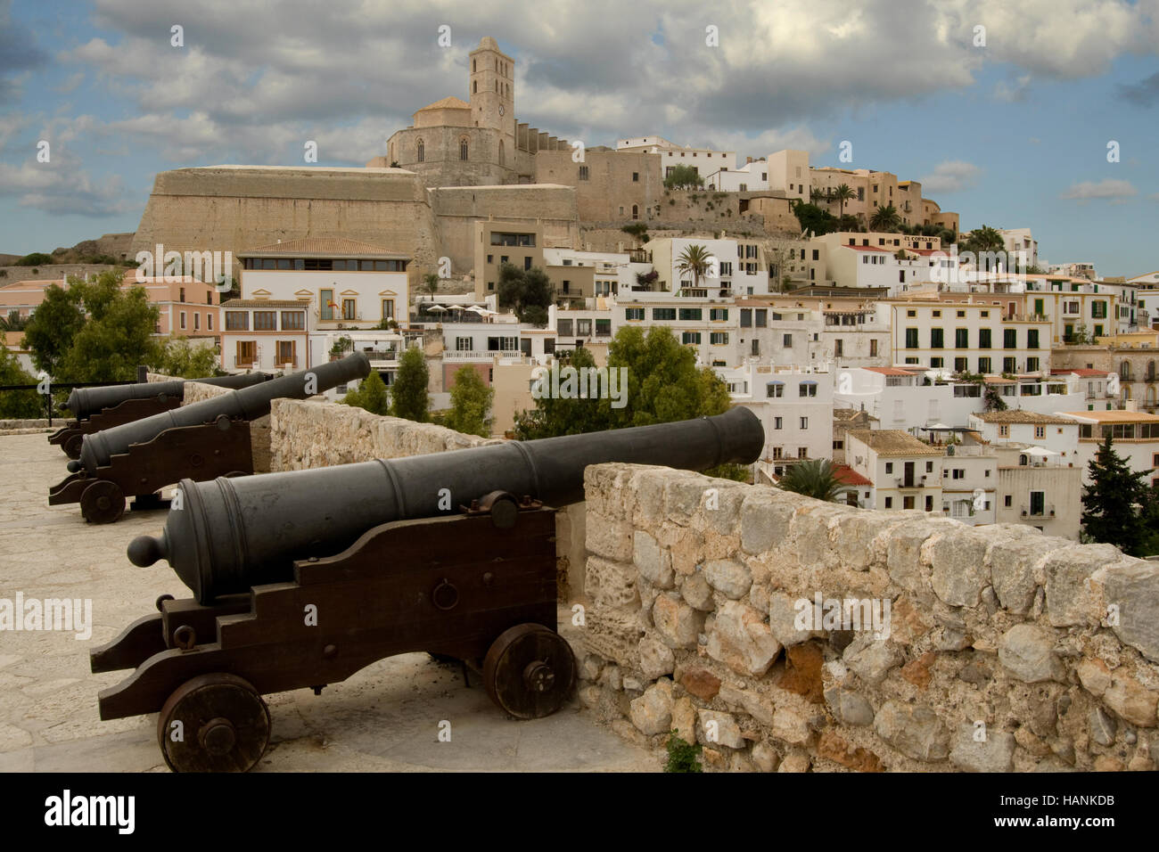 Blick auf die Festung von Dalt Vila und Ibiza-Stadt aus der Bastion Saint Lucia Stockfoto