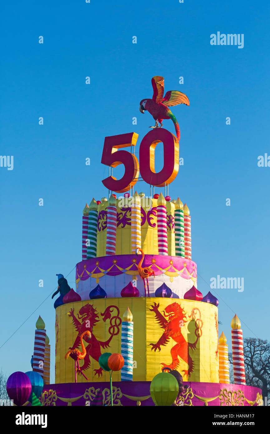 Weihnachten Fest des Lichts in Longleat zum 50-jährigen Jubiläum der Safari Park mit dem Thema der Beatrix Potter feiern. 50 geburtstag Geburtstag Kuchen Stockfoto