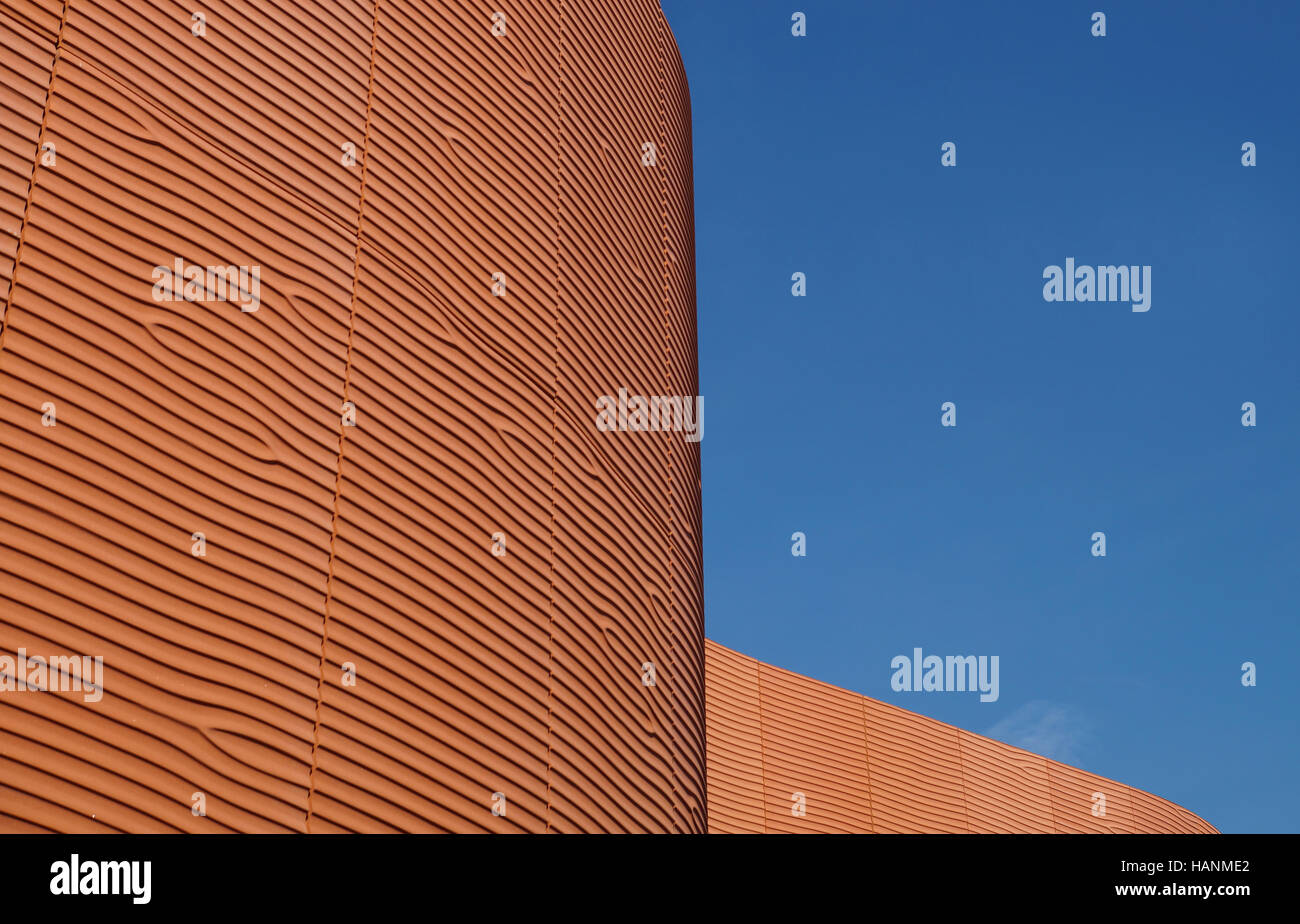 Moderne Stadtarchitektur, abstrakte Welle Fassade Stockfoto