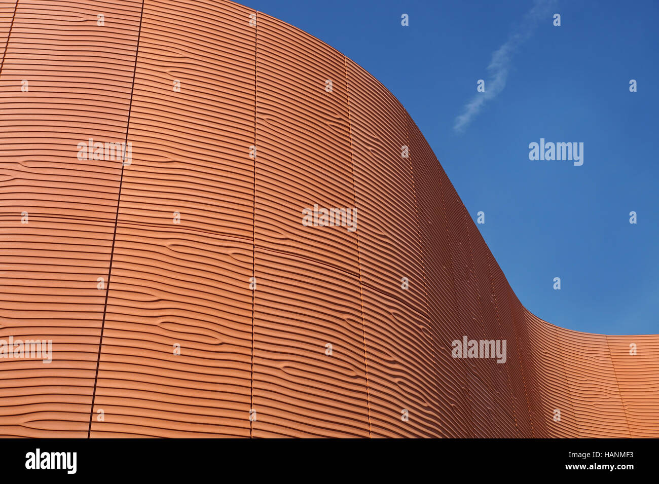 Moderne Stadtarchitektur, abstrakte Welle Fassade Stockfoto