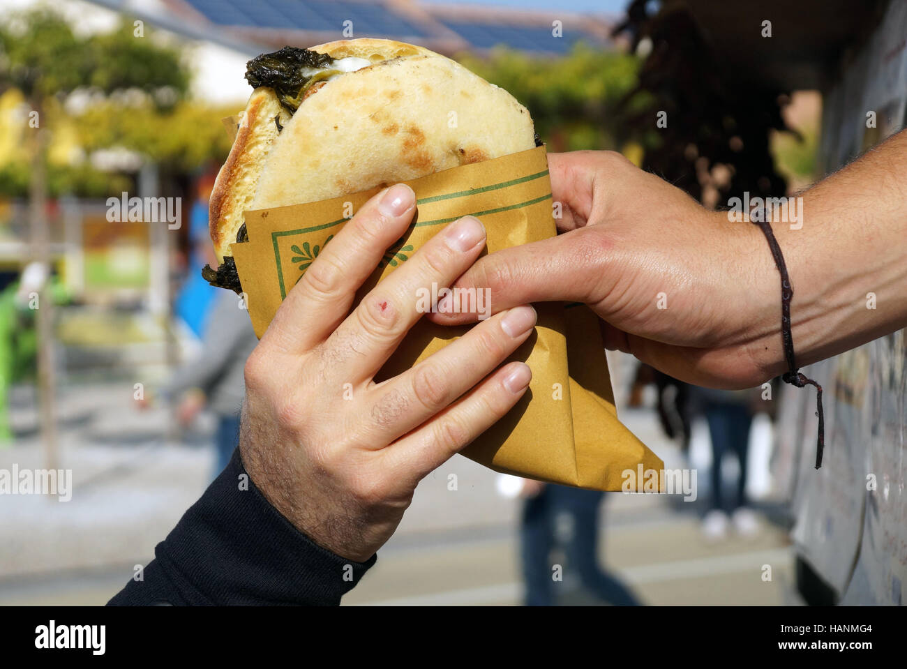 Schnappen Sie sich einen Sandwich. Hamburger mit Schweinefleisch, Rindfleisch und Gemüse ist im Brot, Stockfoto