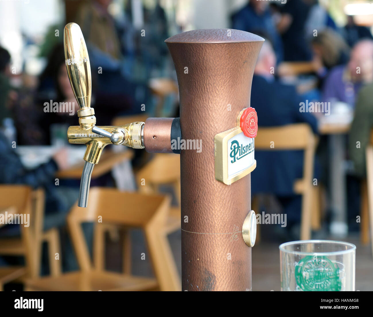 Mann Brosche Bier vom Fass während Demonstration. ist ein alkoholisches Getränk weltweit verbreitet. Stockfoto