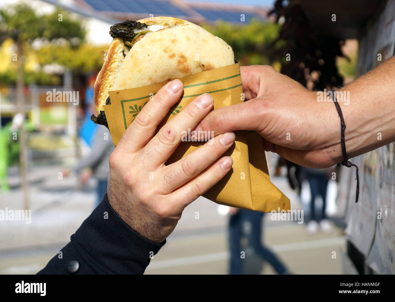 Schnappen Sie sich einen Sandwich. Hamburger mit Schweinefleisch, Rindfleisch und Gemüse ist im Brot, Stockfoto