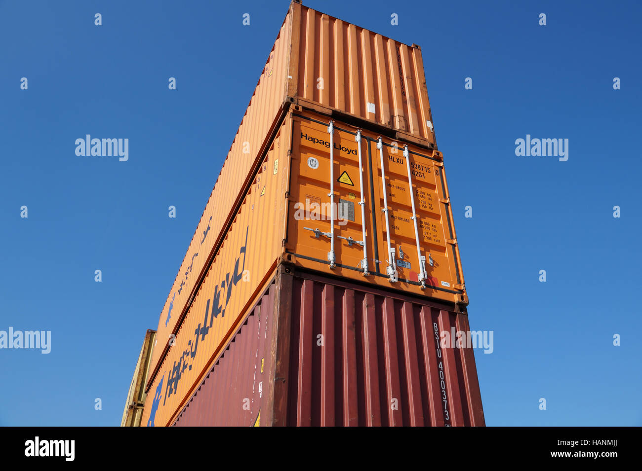 OAKLAND, CA - 26. Februar 2015: Das durchschnittliche Containerschiff 3.500 Behälter halten kann. Versandkosten sind organisiert und algorithmisch für effizienten Transport. Stockfoto