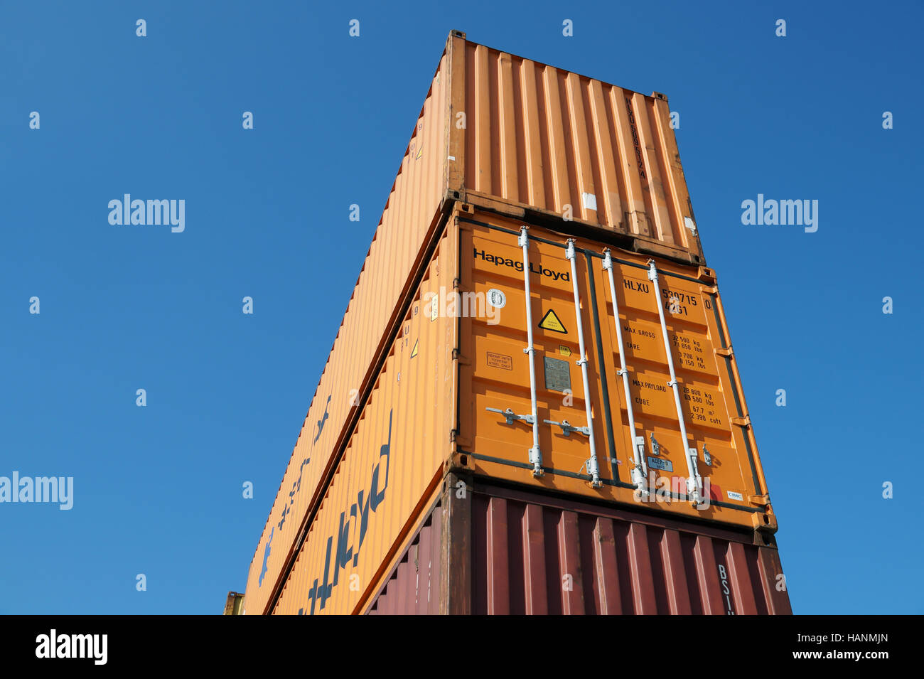 OAKLAND, CA - 26. Februar 2015: Das durchschnittliche Containerschiff 3.500 Behälter halten kann. Versandkosten sind organisiert und algorithmisch für effizienten Transport. Stockfoto