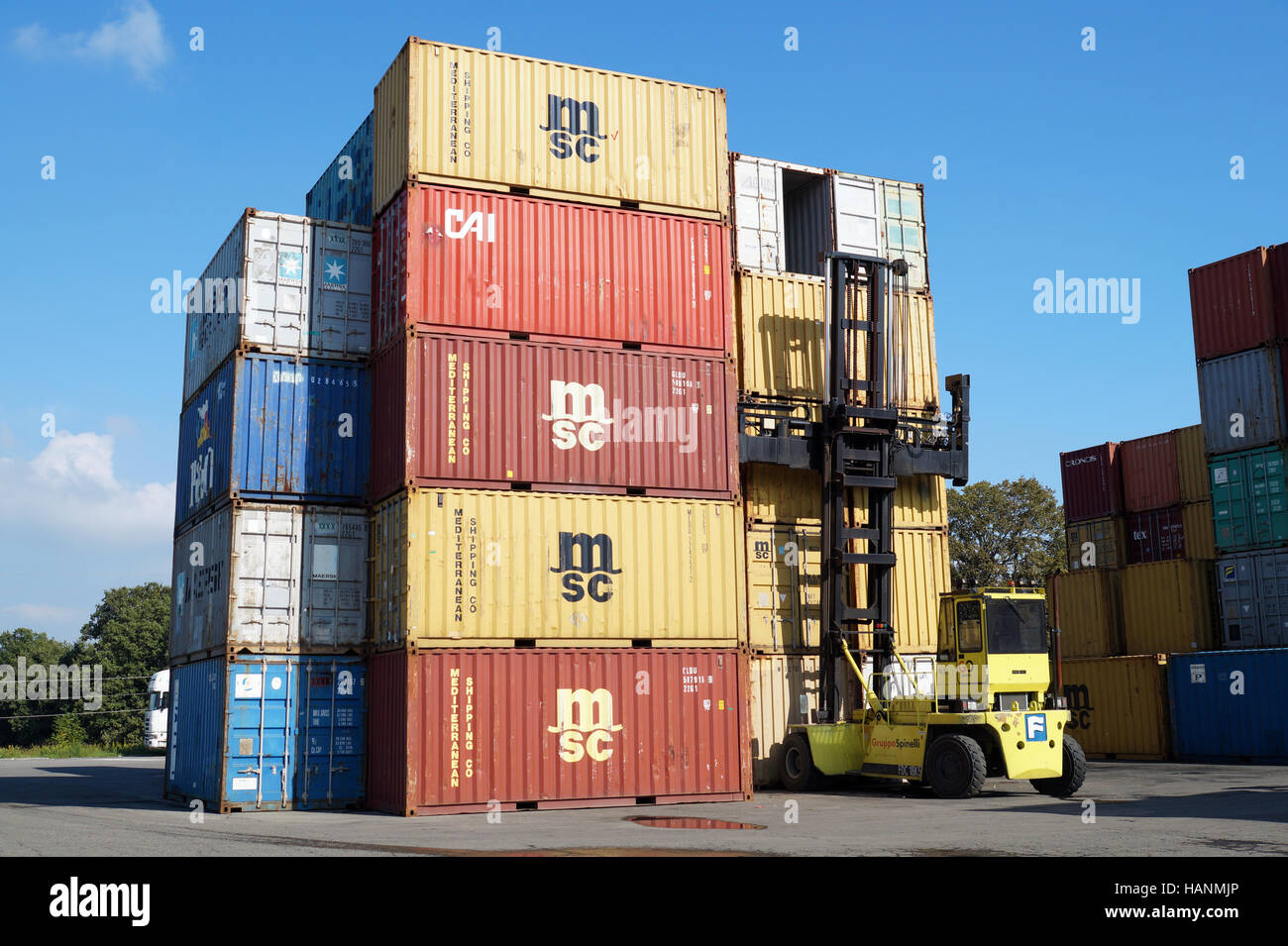 OAKLAND, CA - 26. Februar 2015: Das durchschnittliche Containerschiff 3.500 Behälter halten kann. Versandkosten sind organisiert und algorithmisch für effizienten Transport. Stockfoto