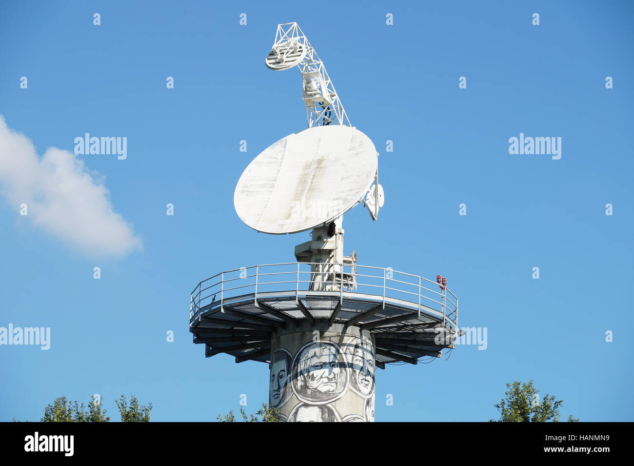 Radioteleskop ist eine Form der Richtantenne in der Astronomie verwendet. Satellitenschüssel. Stockfoto
