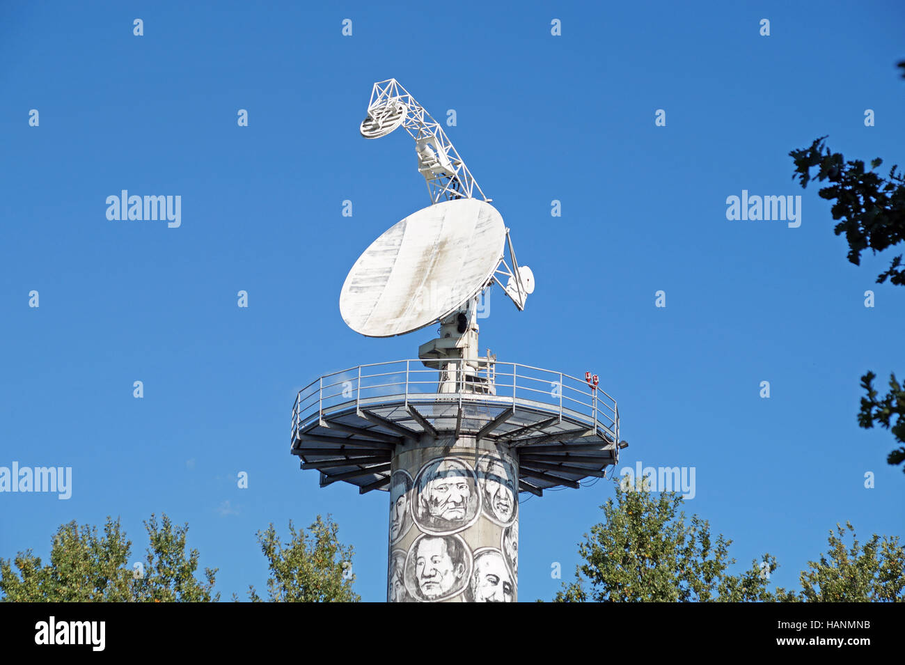 Radioteleskop ist eine Form der Richtantenne in der Astronomie verwendet. Satellitenschüssel. Stockfoto