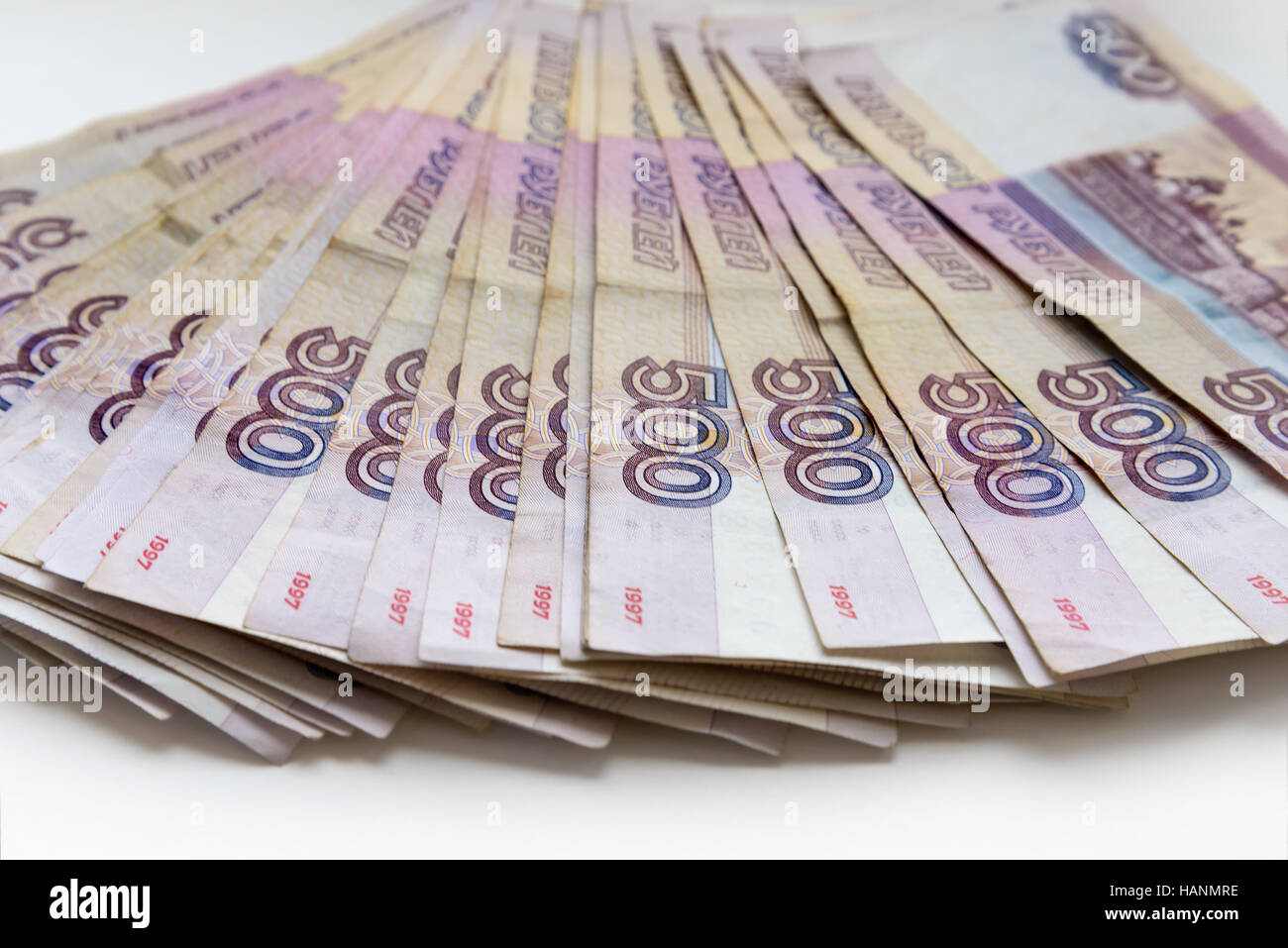 Ein Haufen von Banknoten im Wert von 500 Rubel Stockfoto