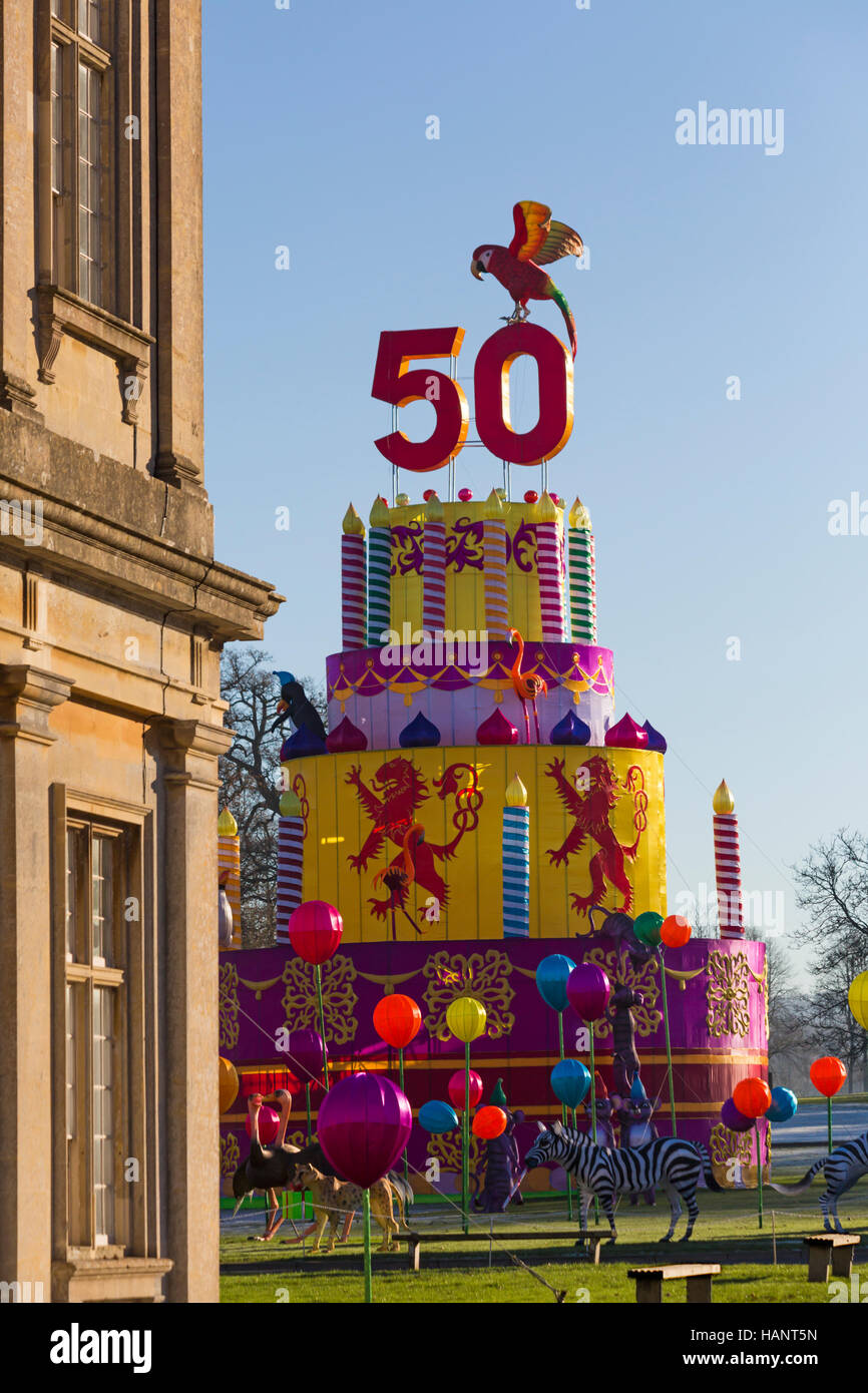 Weihnachten Fest des Lichts in Longleat zum 50-jährigen Jubiläum der Safari Park mit dem Thema der Beatrix Potter feiern. 50 geburtstag Geburtstag Kuchen Stockfoto