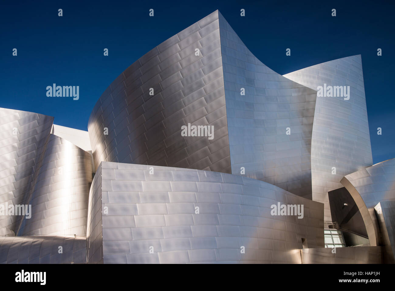 Walt Disney Concert Hall in Los Angeles in die Innenstadt von Los Angeles, Kalifornien. Das Music Center wurde von Frank Gehry entworfen. Stockfoto