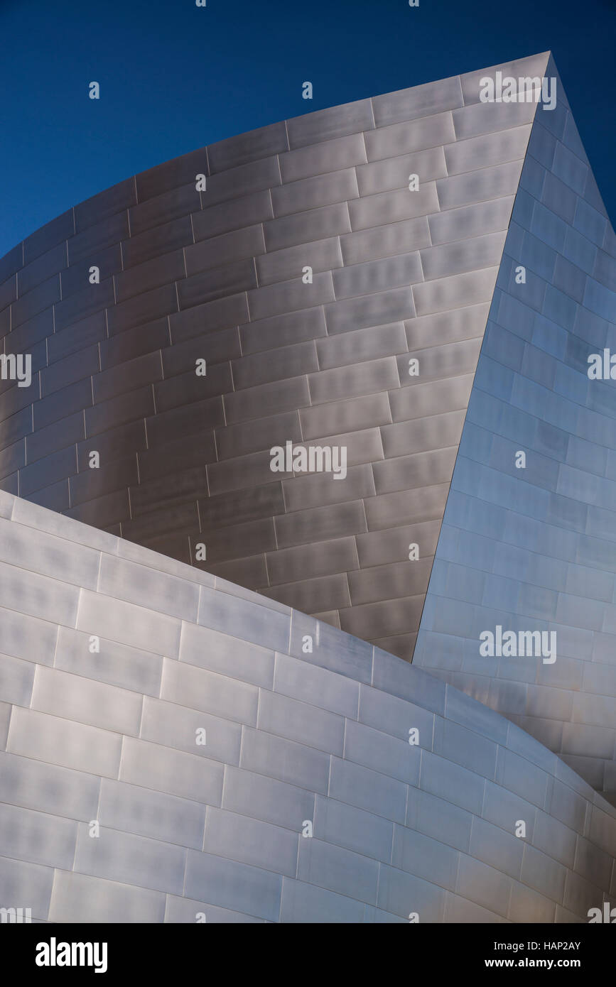 Walt Disney Concert Hall in Los Angeles in die Innenstadt von Los Angeles, Kalifornien. Das Music Center wurde von Frank Gehry entworfen. Stockfoto