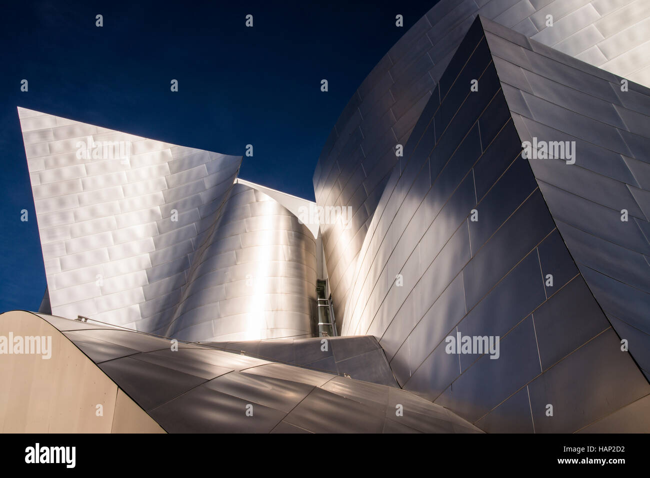 Walt Disney Concert Hall in Los Angeles in die Innenstadt von Los Angeles, Kalifornien. Das Music Center wurde von Frank Gehry entworfen. Stockfoto