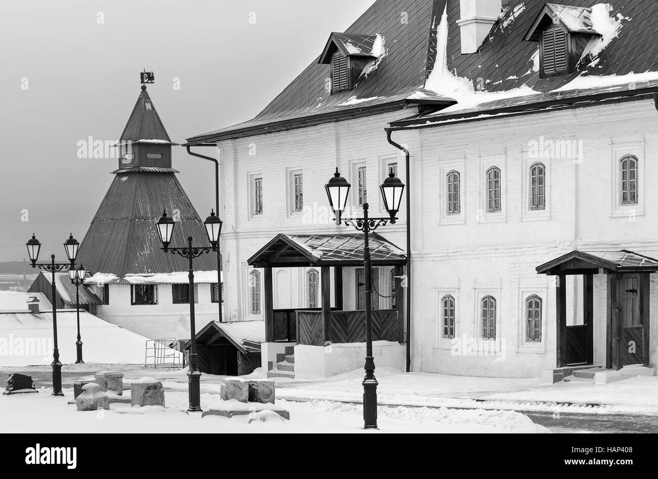 Kazan, Russland. Gebäude im Kreml Hof. Schwarz-weiß-Bild. Stockfoto