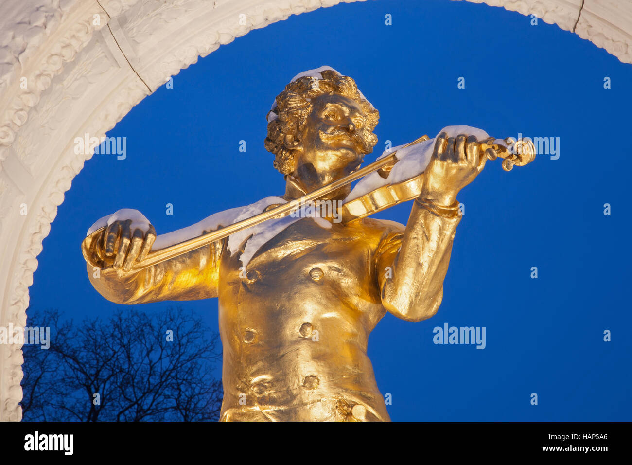 Wien, Österreich - Januar 15,2013: Johann Strauss II Bronze-Denkmal aus Wien Stadtpark von Edmund Hellmer aus dem Jahr 1921 in Winter Dämmerung. Stockfoto