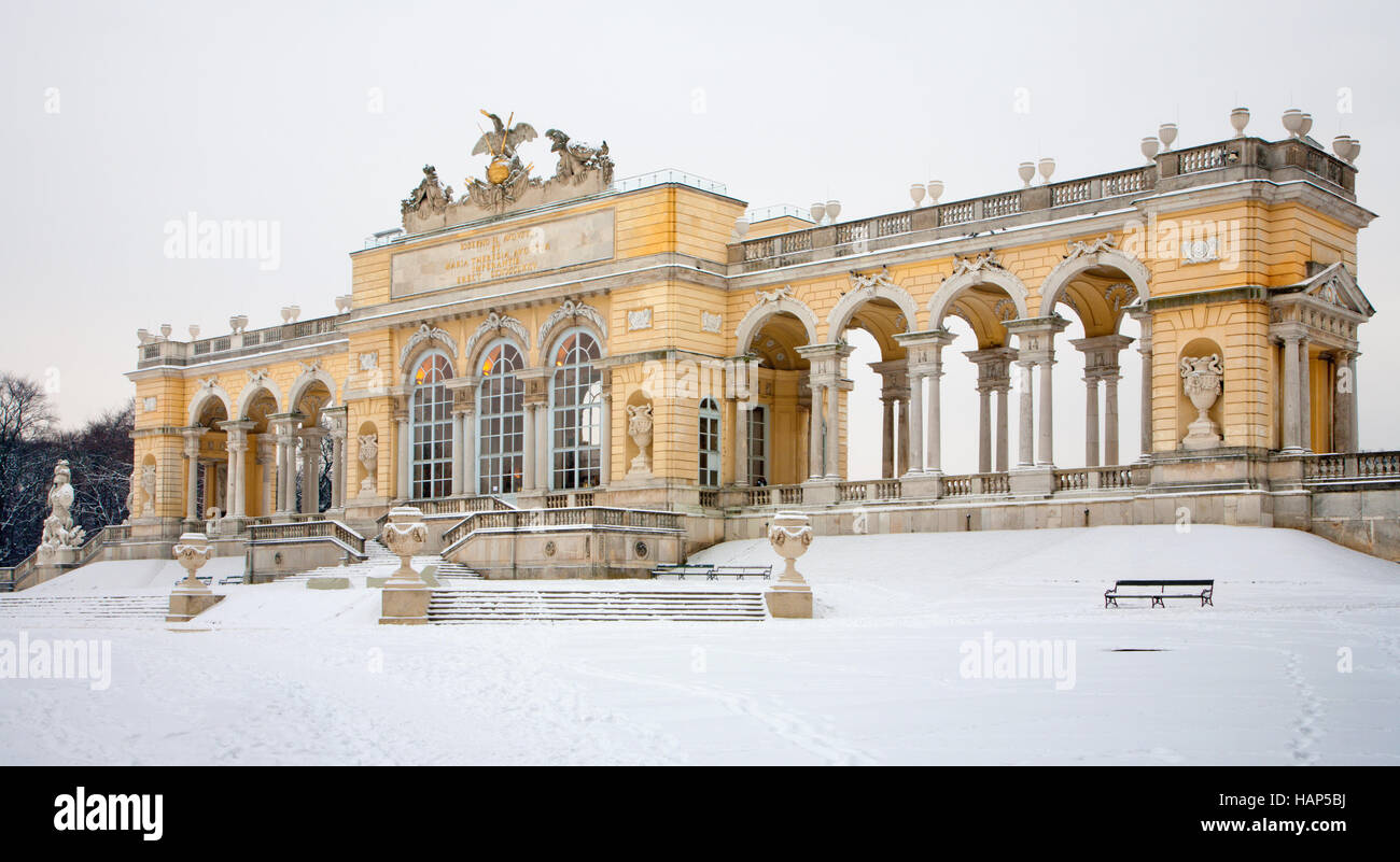 Wien, Österreich - 15. Januar 2013: Gloriette aus Gärten von Schönbrunn Palast Winter. Gloriette wurde im Jahr 1775 erbaut. Stockfoto