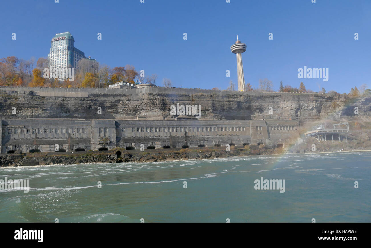 NIAGARA FALLS, Kanada - 13. November 2016: Der Skylon Turm ist ein Aussichtsturm, der Niagara-Fälle überblickt Stockfoto