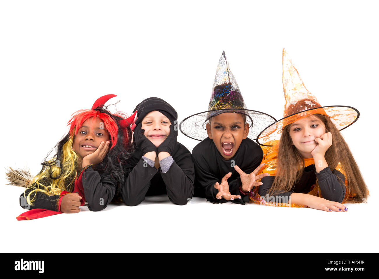 Kinder mit Gesicht malen und Halloween-Kostüme, die isoliert in weiß Stockfoto