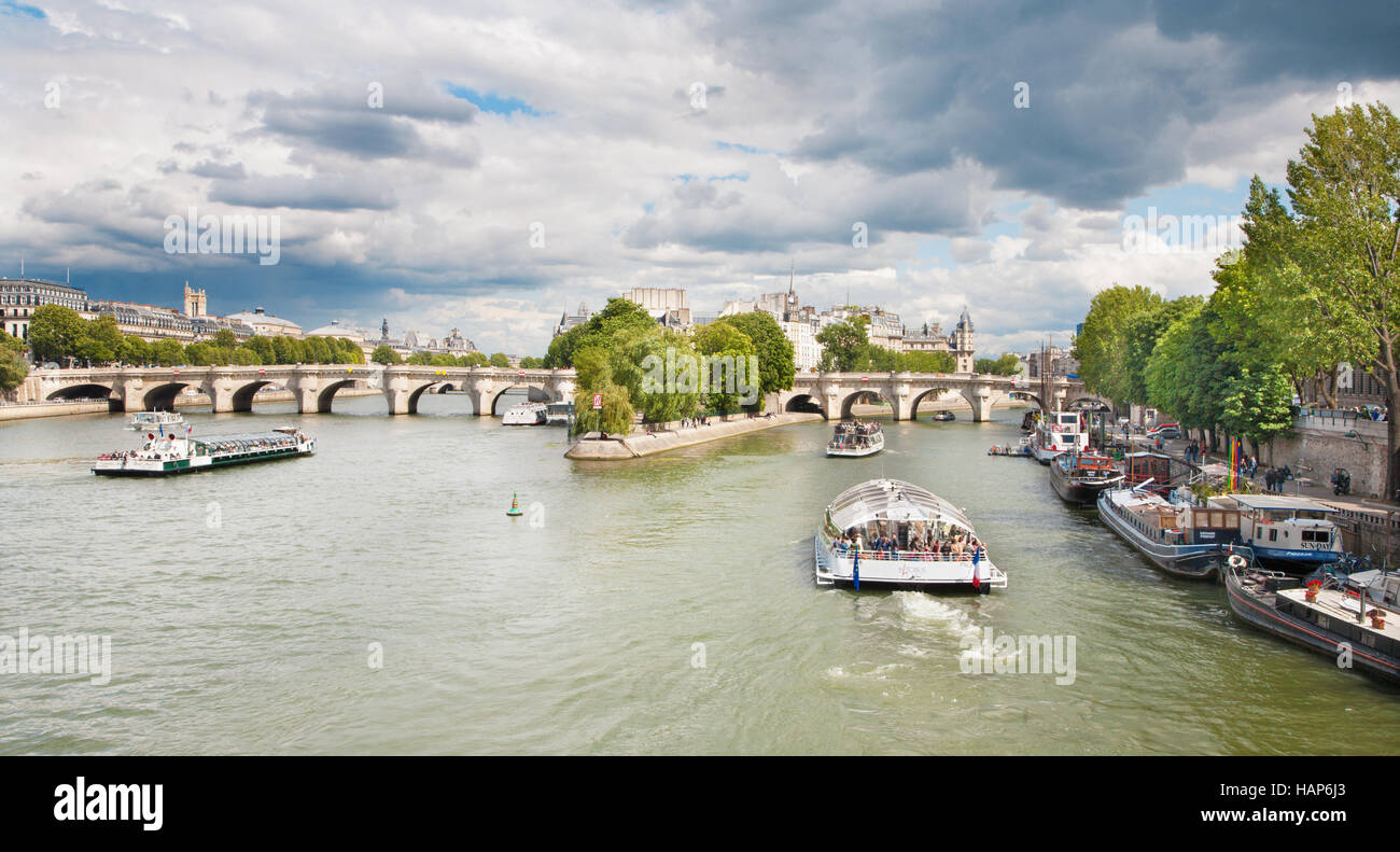 PARIS, Frankreich, Juni - 18, 2011: Seine und Ponte Nuef. Stockfoto