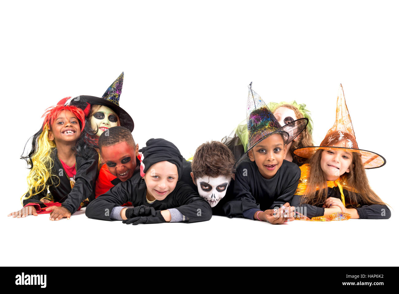 Kinder mit Gesicht malen und Halloween-Kostüme, die isoliert in weiß Stockfoto