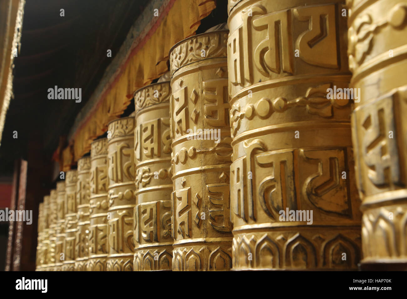 Goldene Gebetsmühlen oder Mani Räder in Swayambhu Nath Tempel, Kathmandu, Nepal. Stockfoto