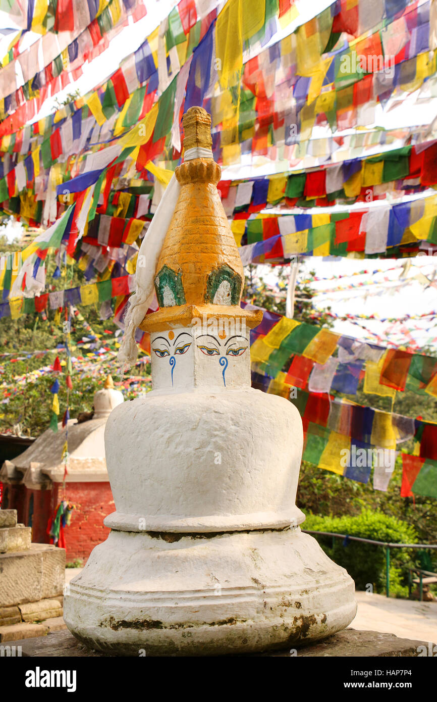 Kleinen Stupas umgeben von Gebetsfahnen in Swayambhu Nath Tempel, Kathmandu, Nepal. Stockfoto