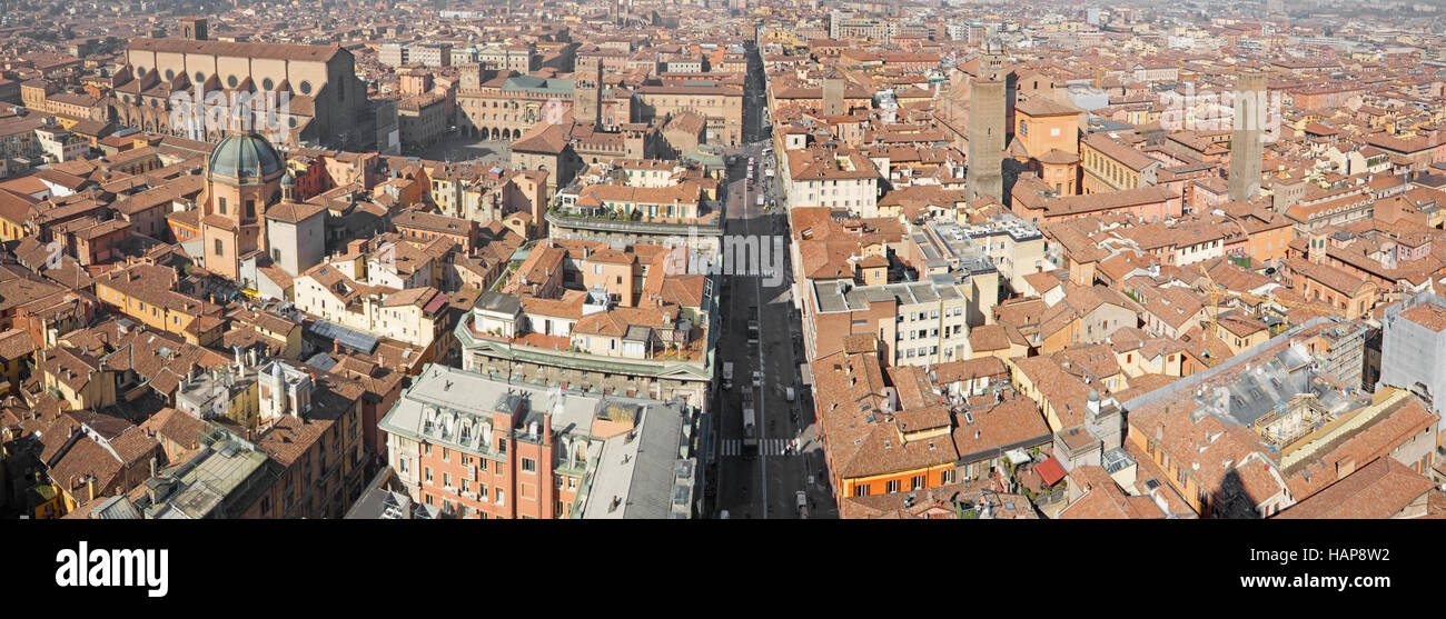 Bologna - Ausblick von Torre Asinelli auf Dom und Palazzo Comunale in Morgen Stockfoto