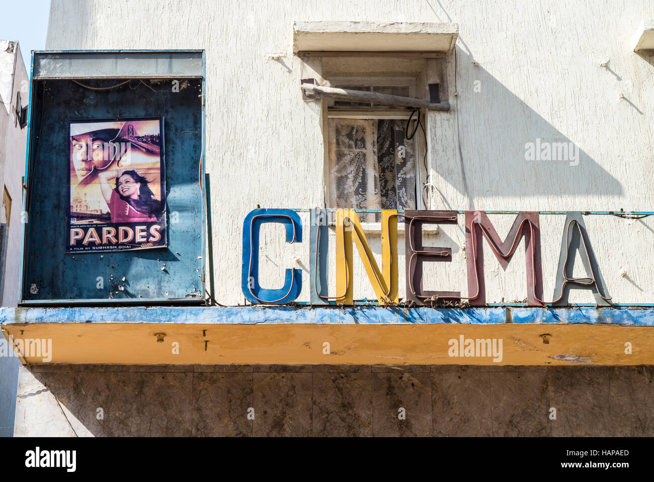 Bunte Zeichen der verlassenen Kino Malaki, in der Medina von Rabat, Marokko. Muslimische, Lifestyle, anspruchsvoll, Ablenkung, Stockfoto