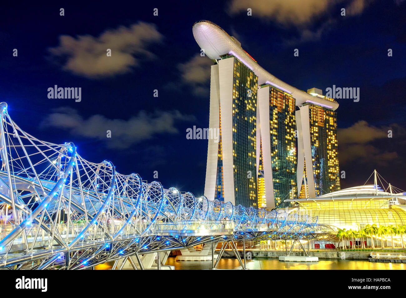 Helix-Brücke und Marina Bay Sands Hotel, Singapur Stockfoto