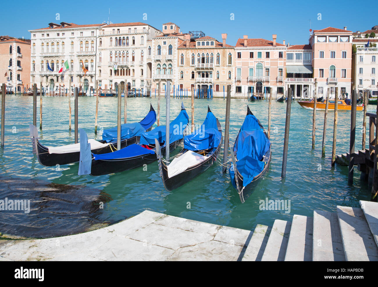 Venedig, Italien - 13. März 2014: Canal Grande und Gondeln für die Kirche Santa Maria della Salute. Stockfoto