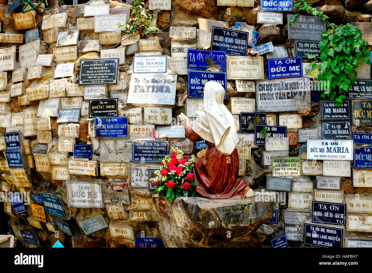 Vietnamesische Votivtafeln in Saint Philippe Kirche, Ho Chi Minh, Vietnam Stockfoto