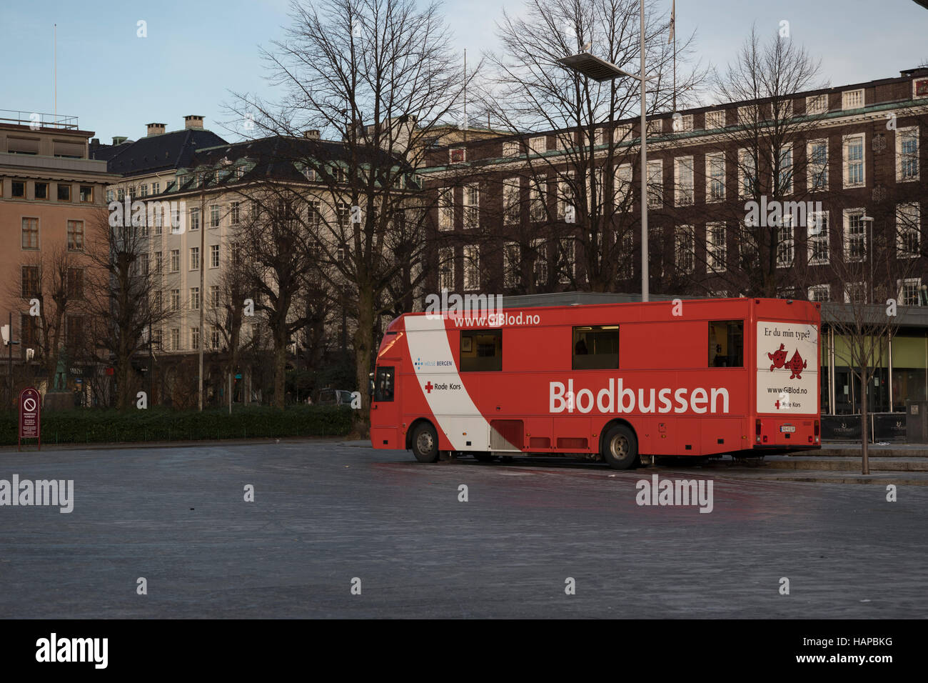 Rotes Kreuz Blodbussen im Zentrum von Bergen unter Spenden von vorbeifahrenden Spender, Norwegen. Stockfoto