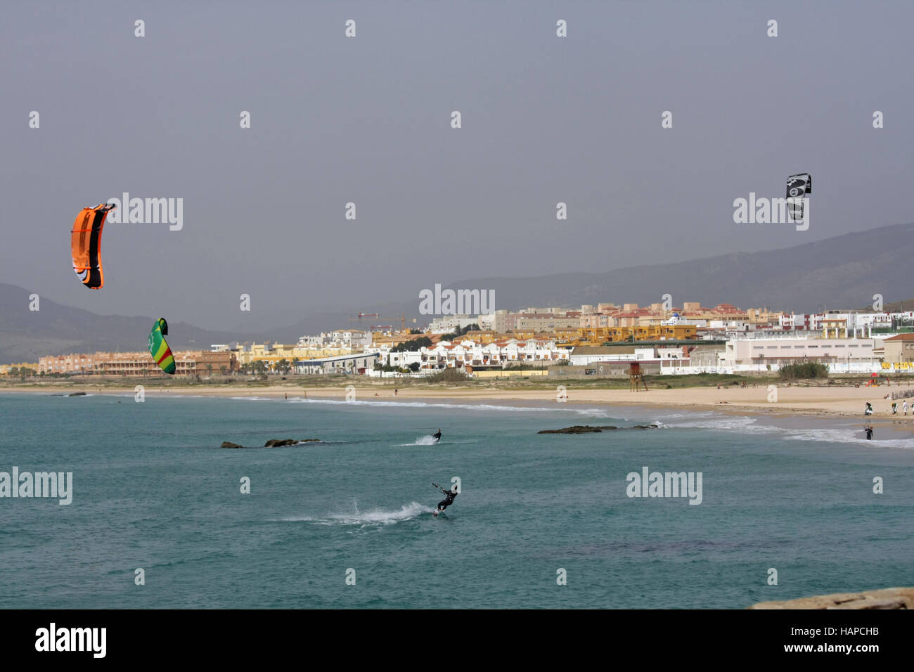 Kitesurfen in Tarifa. Andalusien Stockfoto