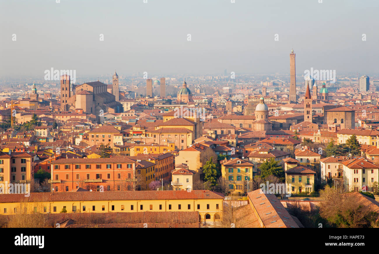 Bologna - Outlook in Bologna Altstadt von der Kirche San Michele in Bosco im Abendlicht Stockfoto