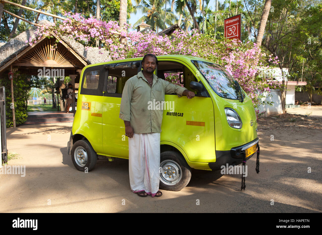 Fahrer stand neben seinem neuen Tata Auto Rikscha Taxi in Cherai Beach, Indien Stockfoto