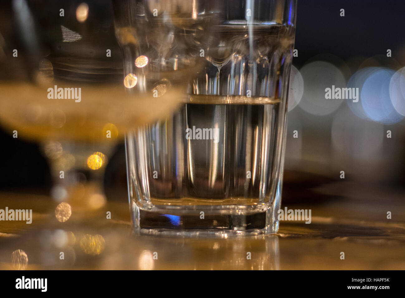 Nahaufnahme Bild eines Glases Wasser halbvoll stehen auf einem braunen Holztisch an Heiligabend Stockfoto