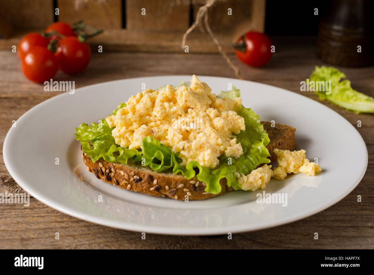Frühstücks-Sandwich mit Rührei, frischer grüner Salat und Vollkornbrot. Nahaufnahme, horizontale Stockfoto